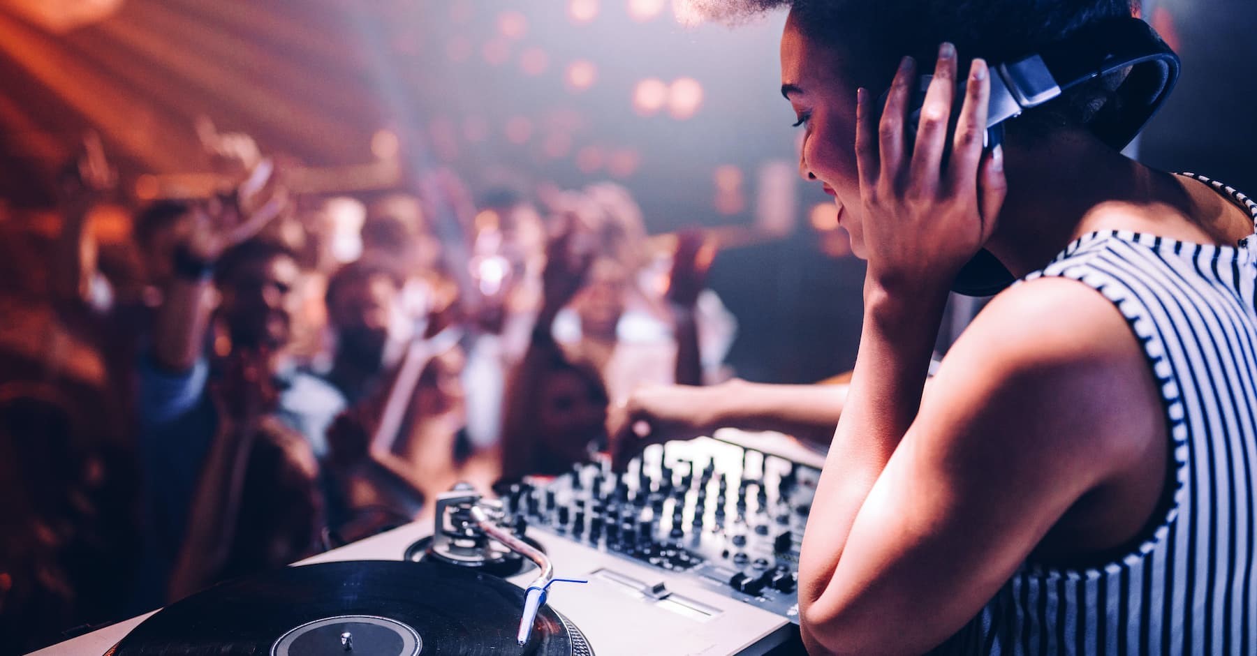5 Qualities to Look for in a Corporate Event DJ